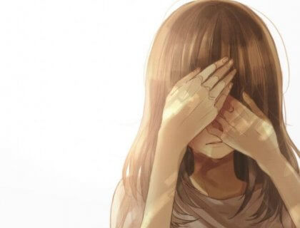 Flicka som täcker ansiktet med händerna och illustrerar konsekvenserna av sexuella övergrepp mot barn.