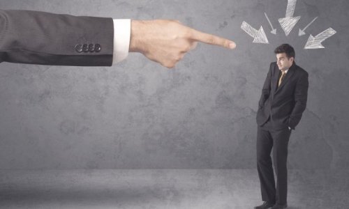 Chef pekar med fingret på en anställd