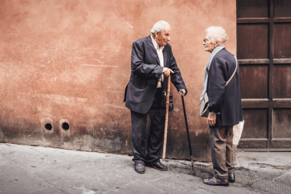 Äldre människor pratar