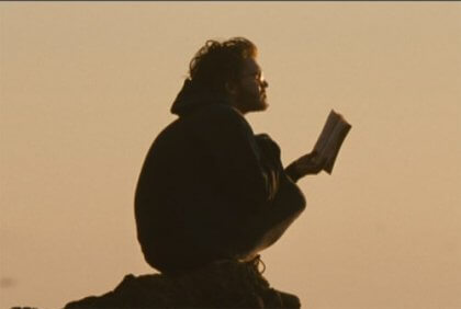 Christopher läser en bok.