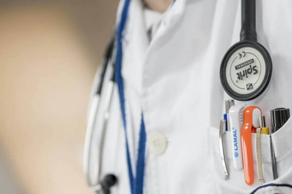 Läkare med stetoskop som ska undersöka patient med neglect
