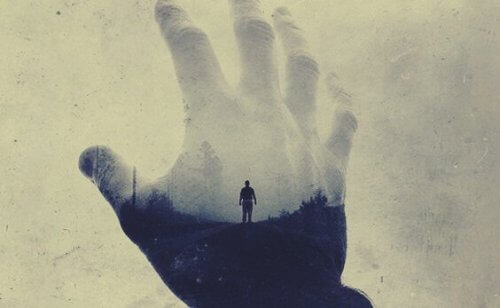 Genomskinlig hand med man.