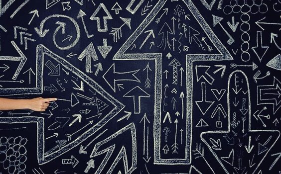 Hand som pekar och pilar.