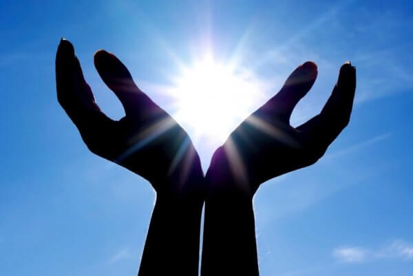Händer som håller solen