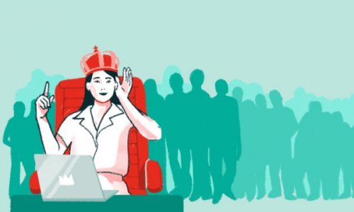 Patologisk narcissistisk kvinna med krona och en dator