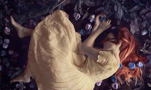 Kvinna som ligger på marken