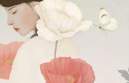Kvinna med blommor och fjäril