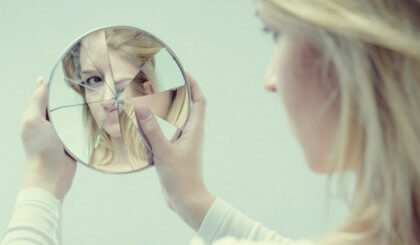 Kvinna med trasig spegel som borde tänka på att egofällor blockerar vår frihet.