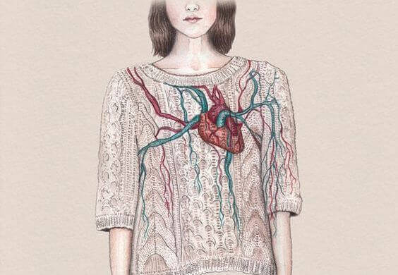 Kvinna med hjärta på tröjan.