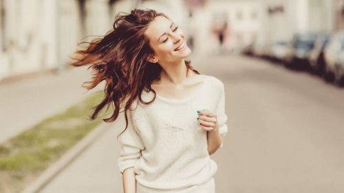 Kvinna som går och är glad.