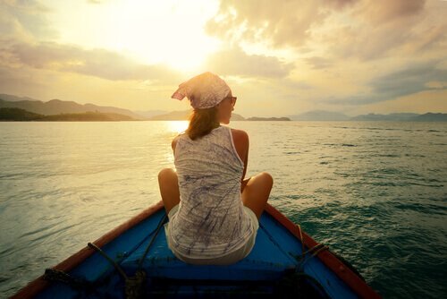 Kvinna som sitter i en båt.