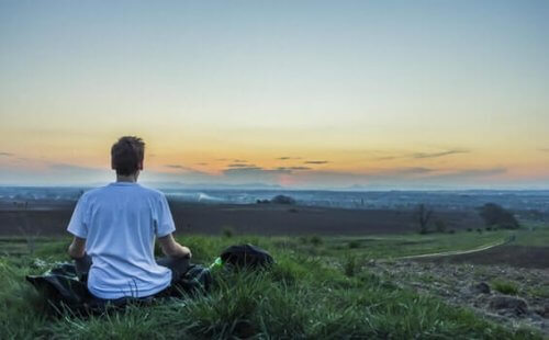 Hur du förhindrar att sinnet vandrar iväg vid meditation