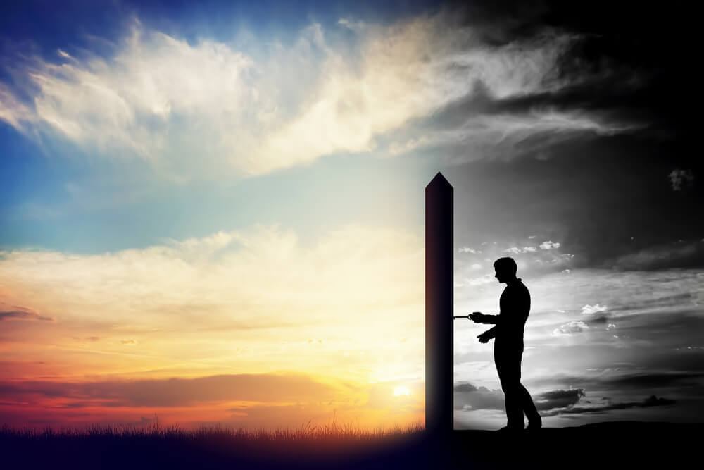 Man som öppnar dörr.