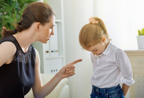 Narcissistiska mödrar upprätthåller stränga regler