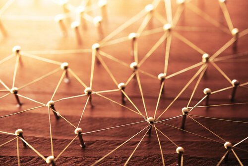 Spikar anslutna med trådar.