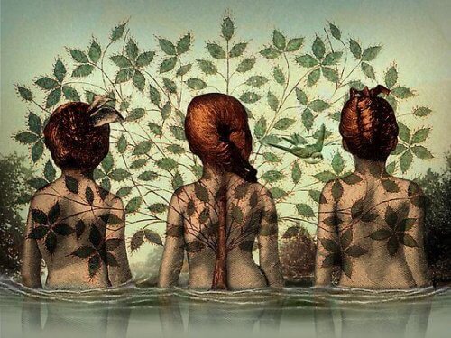Tre kvinnor badar i vatten