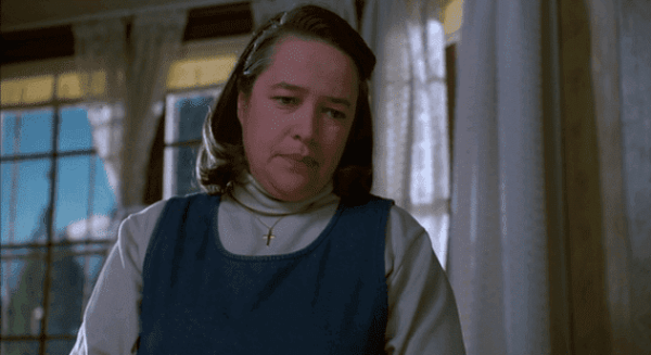 Annie Wilkes med kors runt halsen.