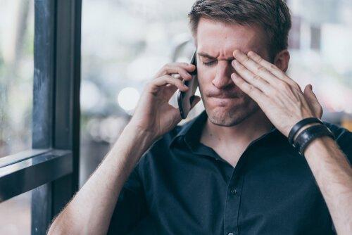 Kontrollerande man som pratar i telefon