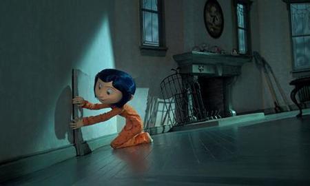 Coraline framför dörren