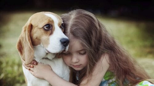 Flicka och hund.