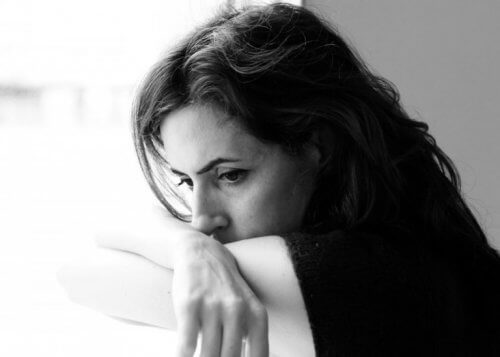 Kvinna som är olycklig i sitt jobb.