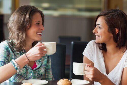 Kvinnor som dricker kaffe tillsammans.