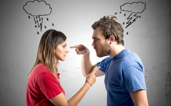Man och kvinna som bråkar.