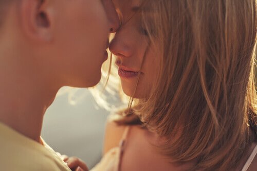 Man och kvinna som kysser.