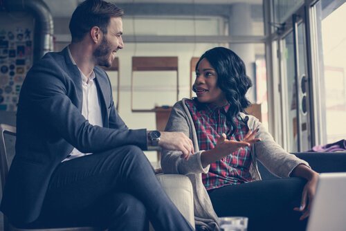 Man och kvinna som samtalar.