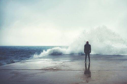 En man tittar på havets vågor