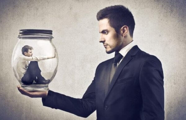 Man som håller en annan man i en glasburk.