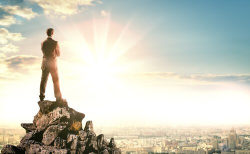 Man som står på en hög med stenar.