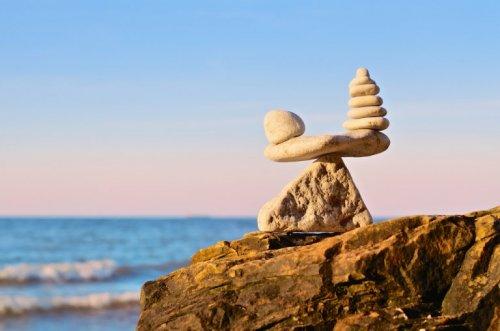 Stenar som balanserats på varandra vid havet