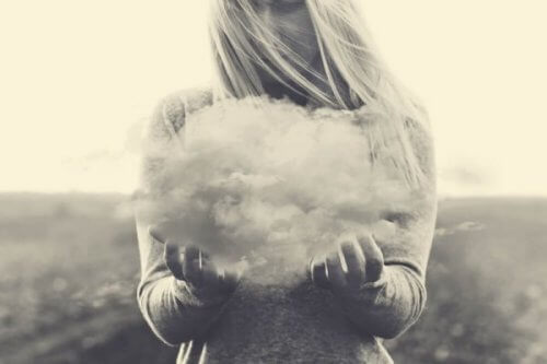 Kvinna med moln