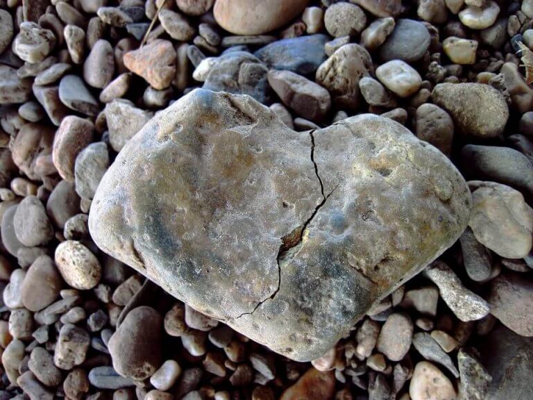 Brusten sten i form av hjärta.