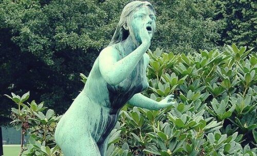 Staty som symboliserar echoism