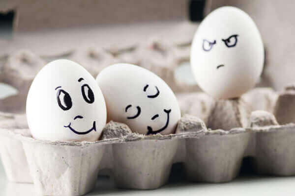 Ensamt ägg är avundsjukt på par