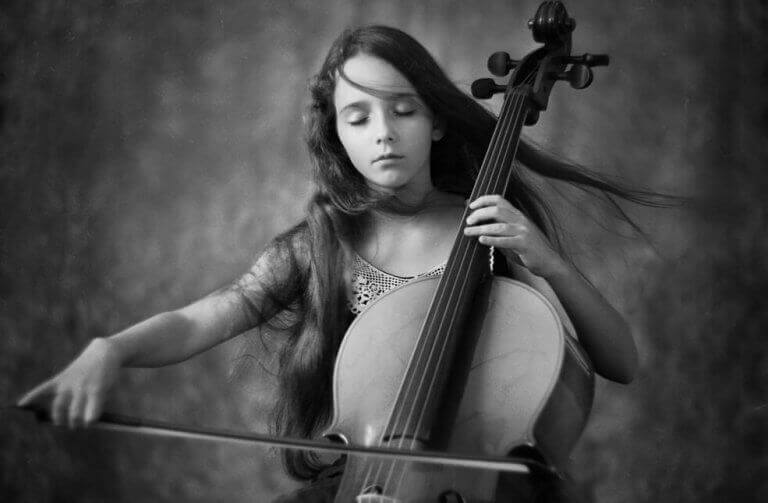 Flicka som spelar cello och visar musikens fantastiska influens.