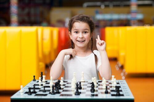 Flicka som spelar schack. 