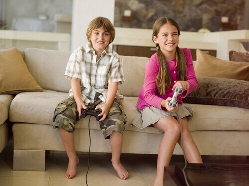Barn som spelar TV-spel