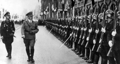 Hitler och soldater.