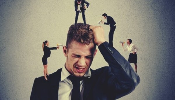 Man trakasseras av kollegor