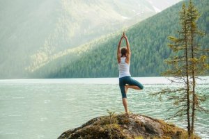 5 enkla yogaställningar för att kanalisera din energi
