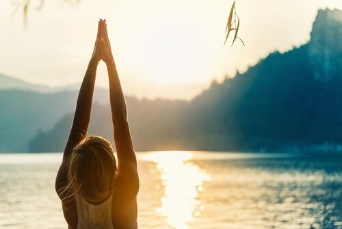 Kvinna gör yogaställningen Urdhva Hastasana