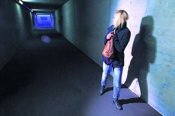 Kvinna i tunnel känner sig paranoid