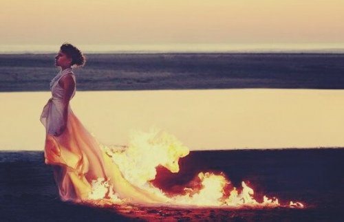 Kvinna med brinnande klänning.