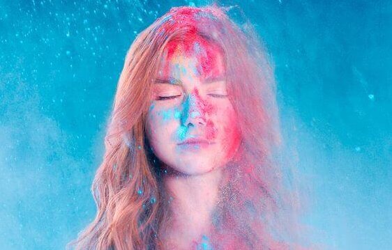 Ung kvinna med färg i ansiktet som anammar principen om minsta ansträngning