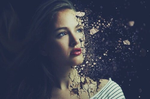 Kvinna med fragmenterat ansikte.