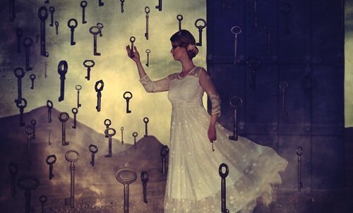 Kvinna omgiven av nycklar.