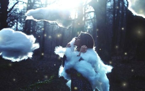 Kvinna som är omgiven av moln.